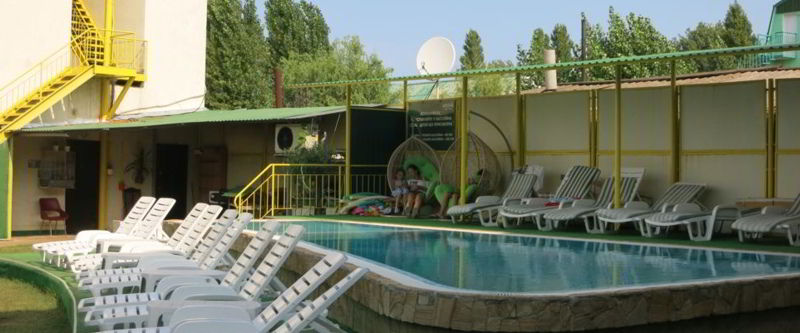 Грин, Затока - бассейн и лежаки