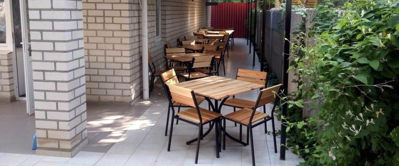 Отрада - столики для удобства отдыхающих